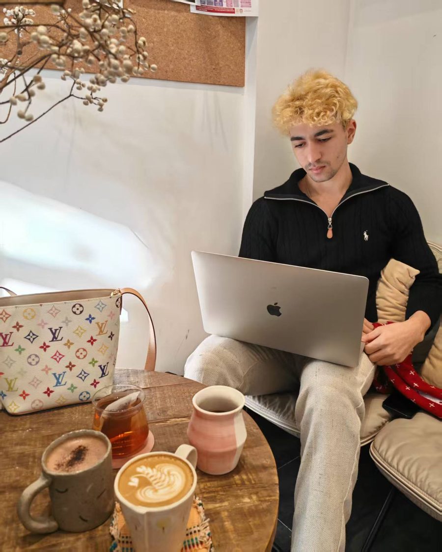 Abraham Zayed working on Nekolingo in a cafe
